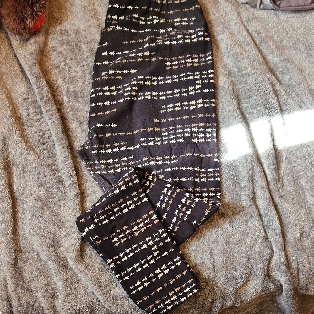 LuLaRoe Black and White Leaf Print Leggings